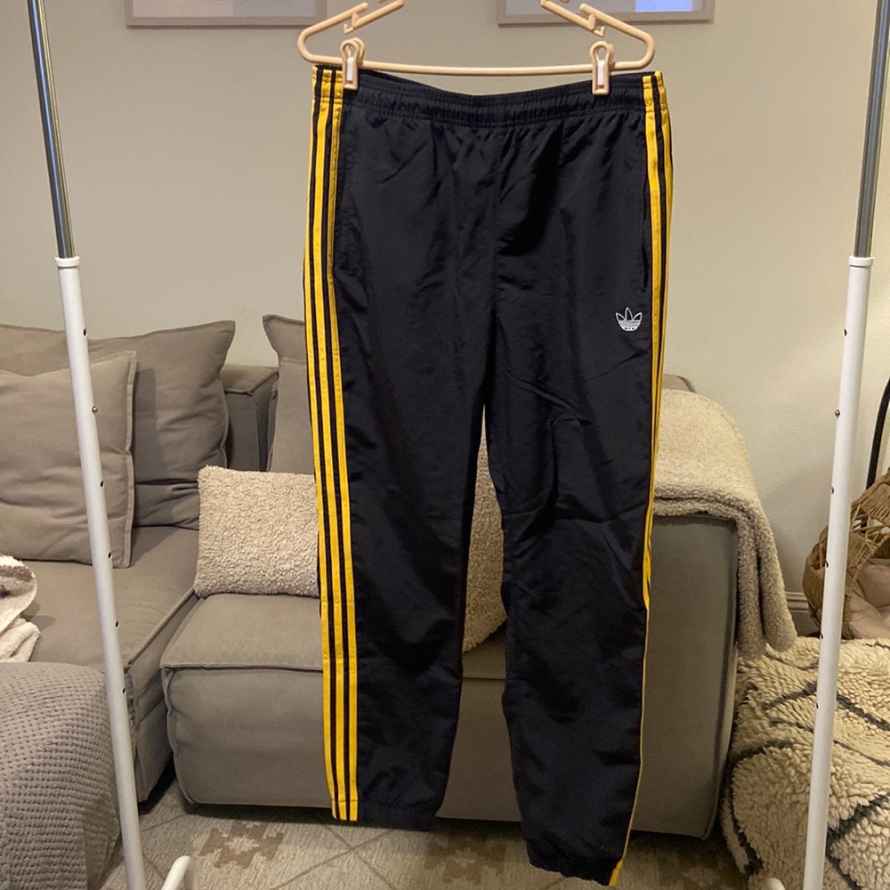 Adidas originals men’s jogger size Large. Black with yellow 3-stripes